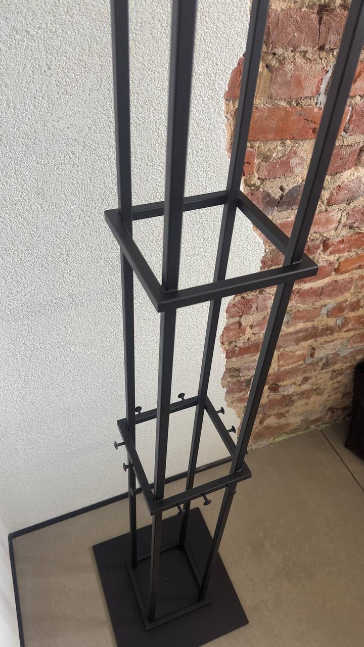 Устойчивое основание вешалки